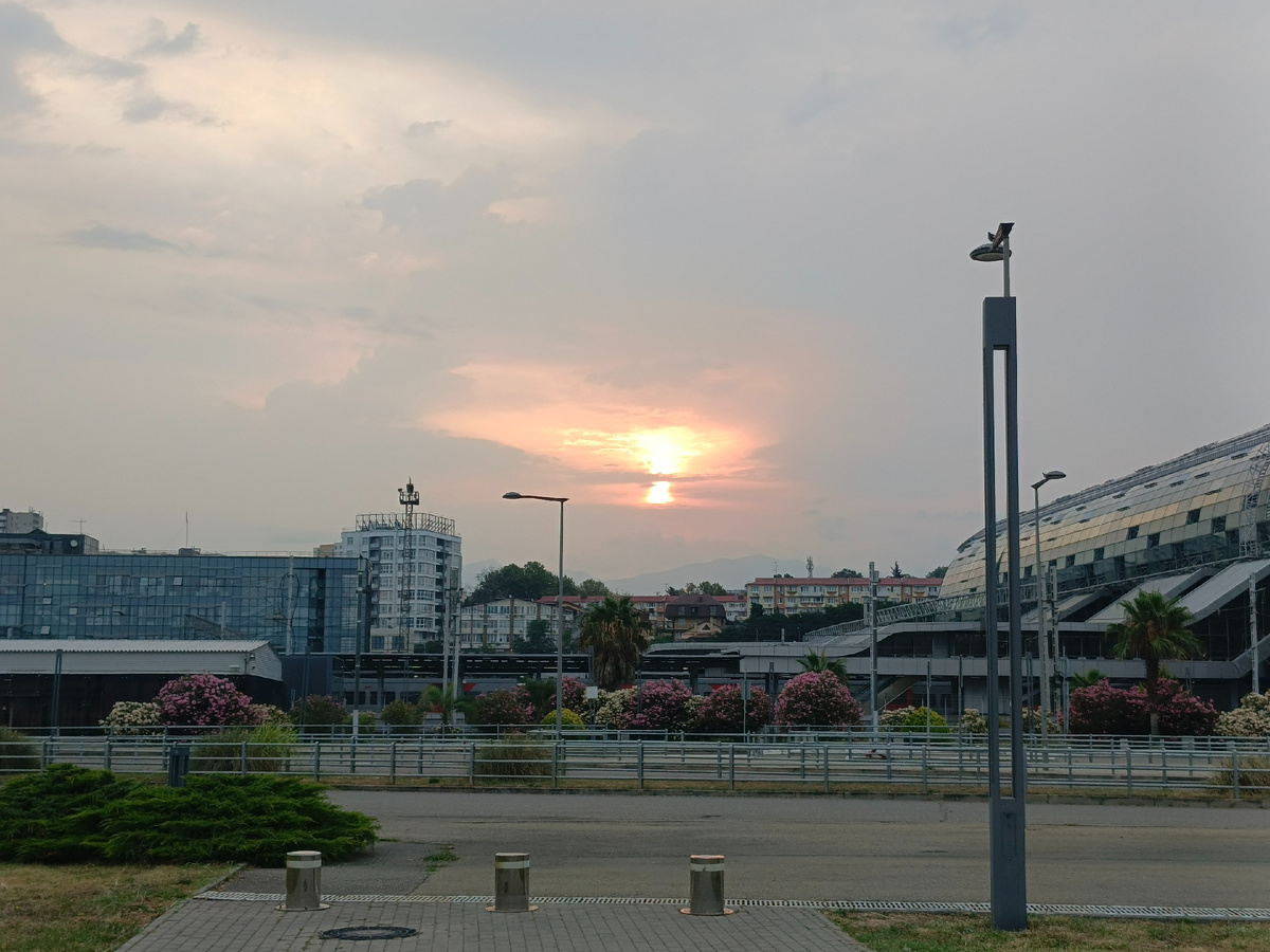 Адлер, ЖД вокзал, раннее утро, август 2025 года