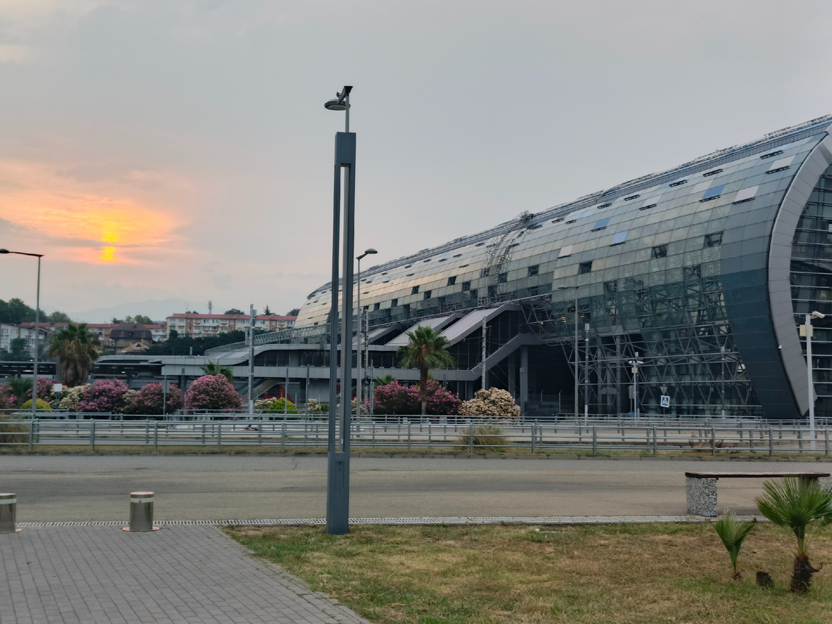 Адлер, ЖД вокзал, раннее утро, август 2025 года