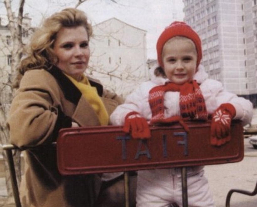 Анна Горшкова в детстве с мамой