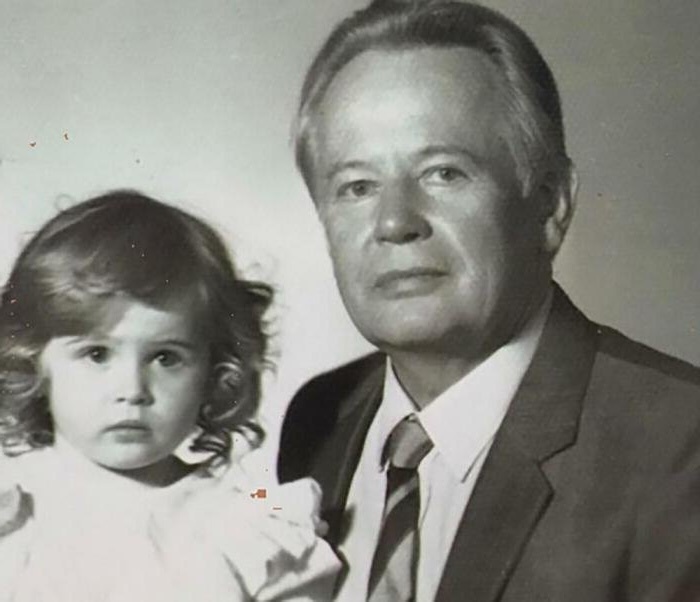 Анна Горшкова с дедом (генерал-лейтенант КГБ)