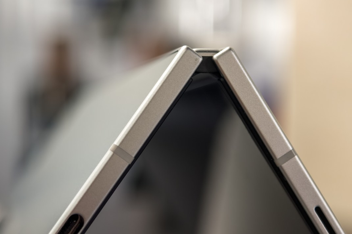     Краткая история складных телефонов: почему лучшее еще впереди