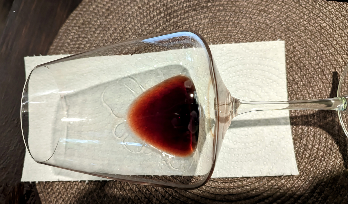 Вино в бокале. Цвет не особо передается.