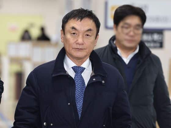    3 августа, спецпрокуратура допросила Квон О Су, бывшего председателя компании Deutsche Motors, — ключевого фигуранта в деле, которому ранее уже был вынесен приговор. Он был обвинён в манипуляциях с акциями компании в 2009–2012 годах, и Верховный суд в апреле 2025 года утвердил ему приговор: 3 года тюрьмы с отсрочкой исполнения на 4 года.