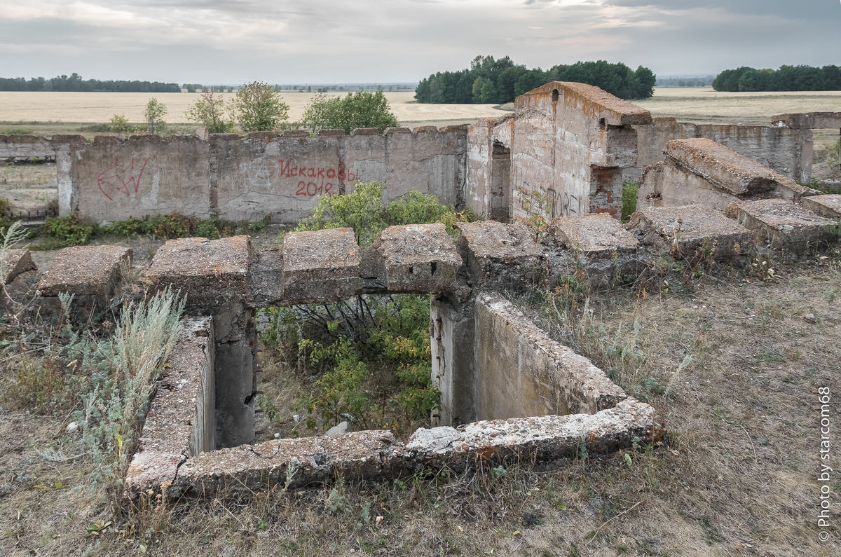 Фрагмент руин одного из лагерных бараков. Догадываетесь что за бетонная яма на переднем плане?