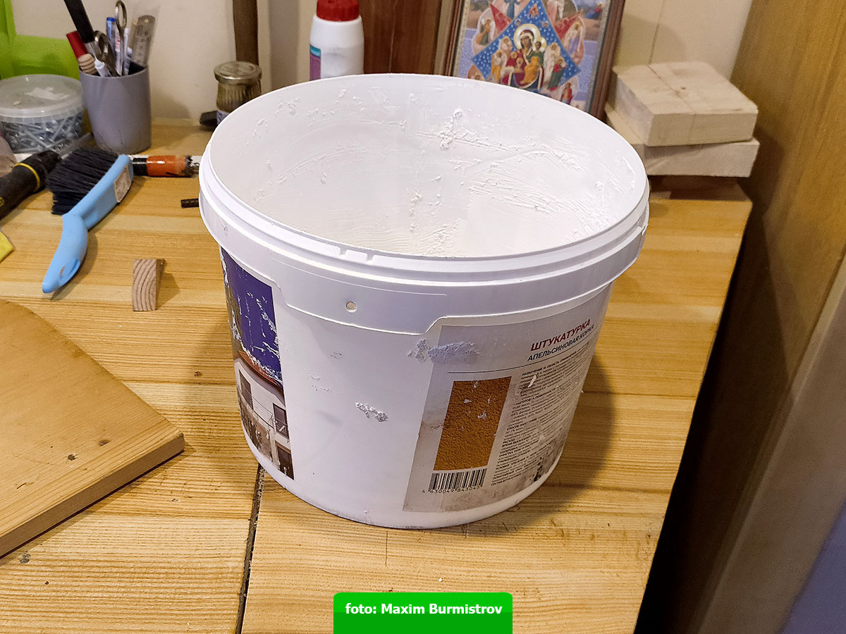 Обычное ведро – основа моей поделки.