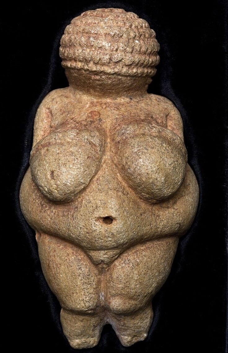 Это нормальный толстый живот: мягкий, расплывшийся в стороны, в форме складки