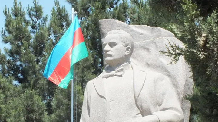    Памятник Расулзаде в Баку. Фото: novayaepoxa.com