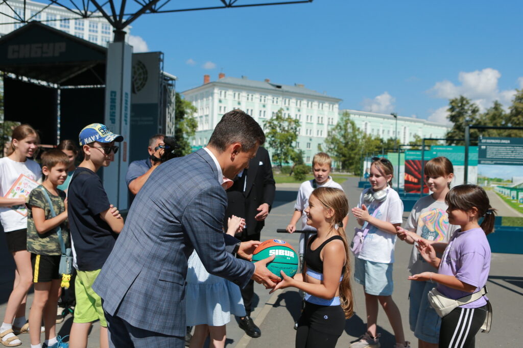    Николай Дудукалов вручает экомяч победителю викторины