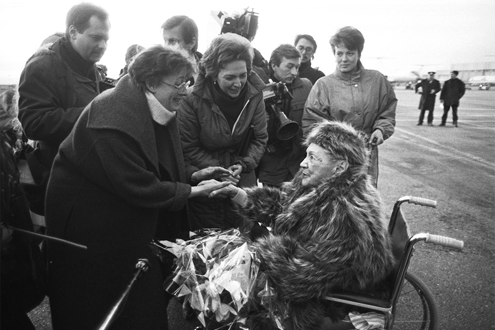    Возвращение Ирины Одоевцевой в СССР. Анна Колоницкая (в центре) ее встречает. 1987 год. / Белинский Юрий/Фотохроника ТАСС