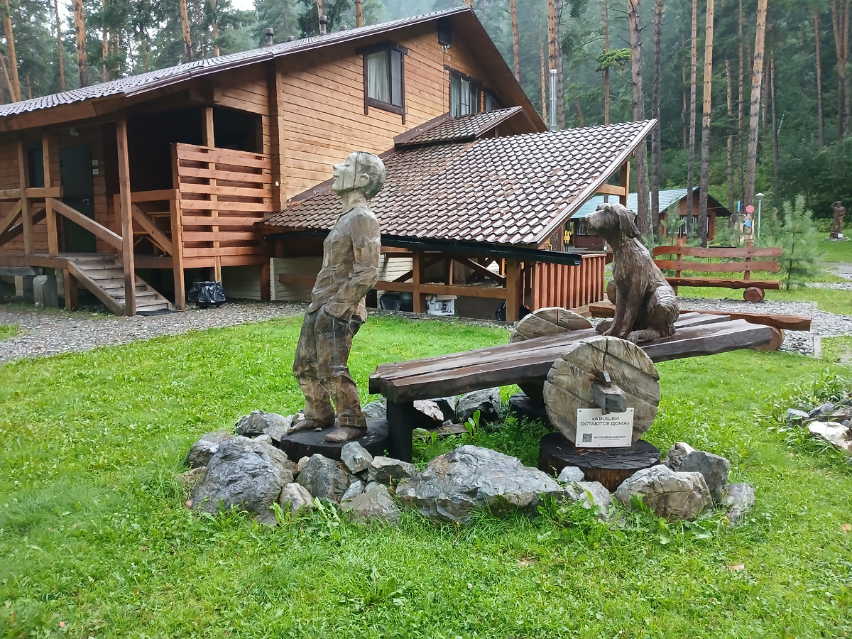 На территории много интересных деревянных скульптур