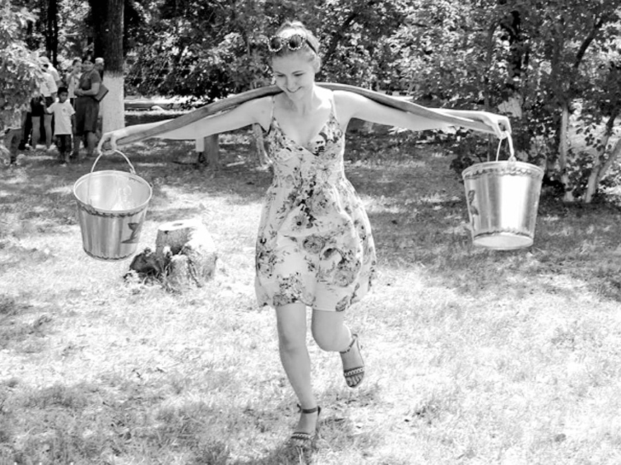 Красавица с ведрами