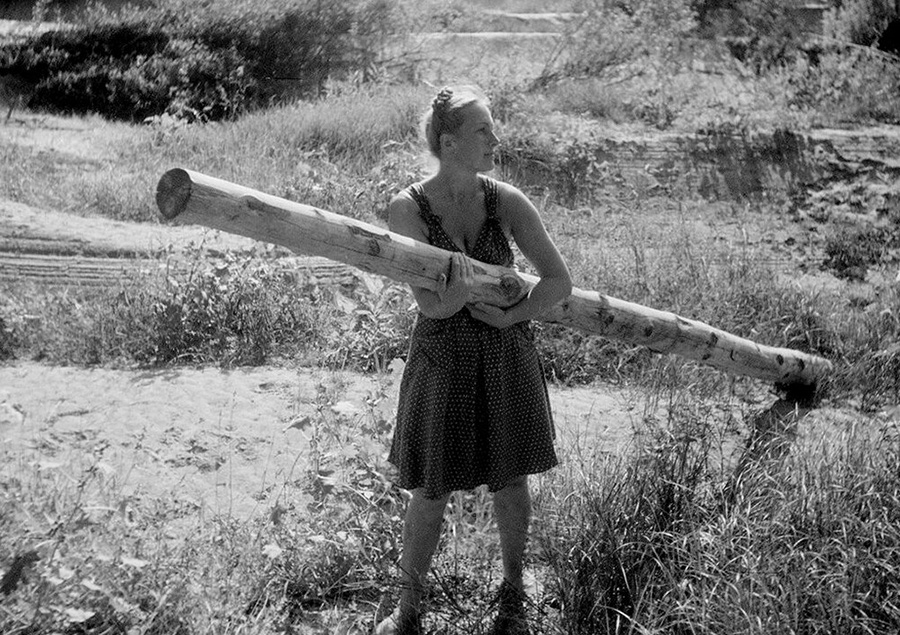 Девушка с бревном