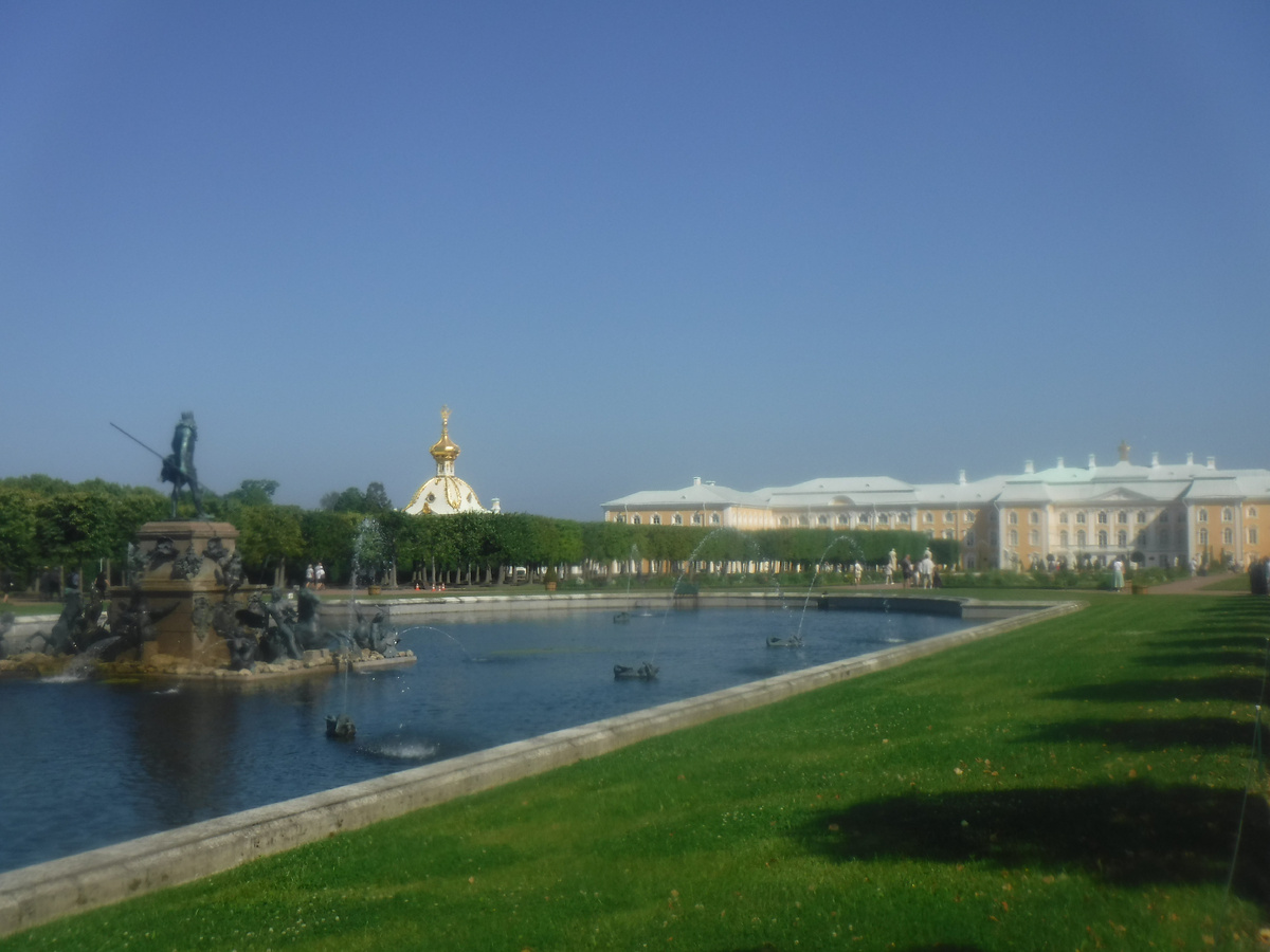 Фонтан "Нептун" и большой дворец. Многие это сравнивают в Версалем. Если четно, в Версале я никогда не был