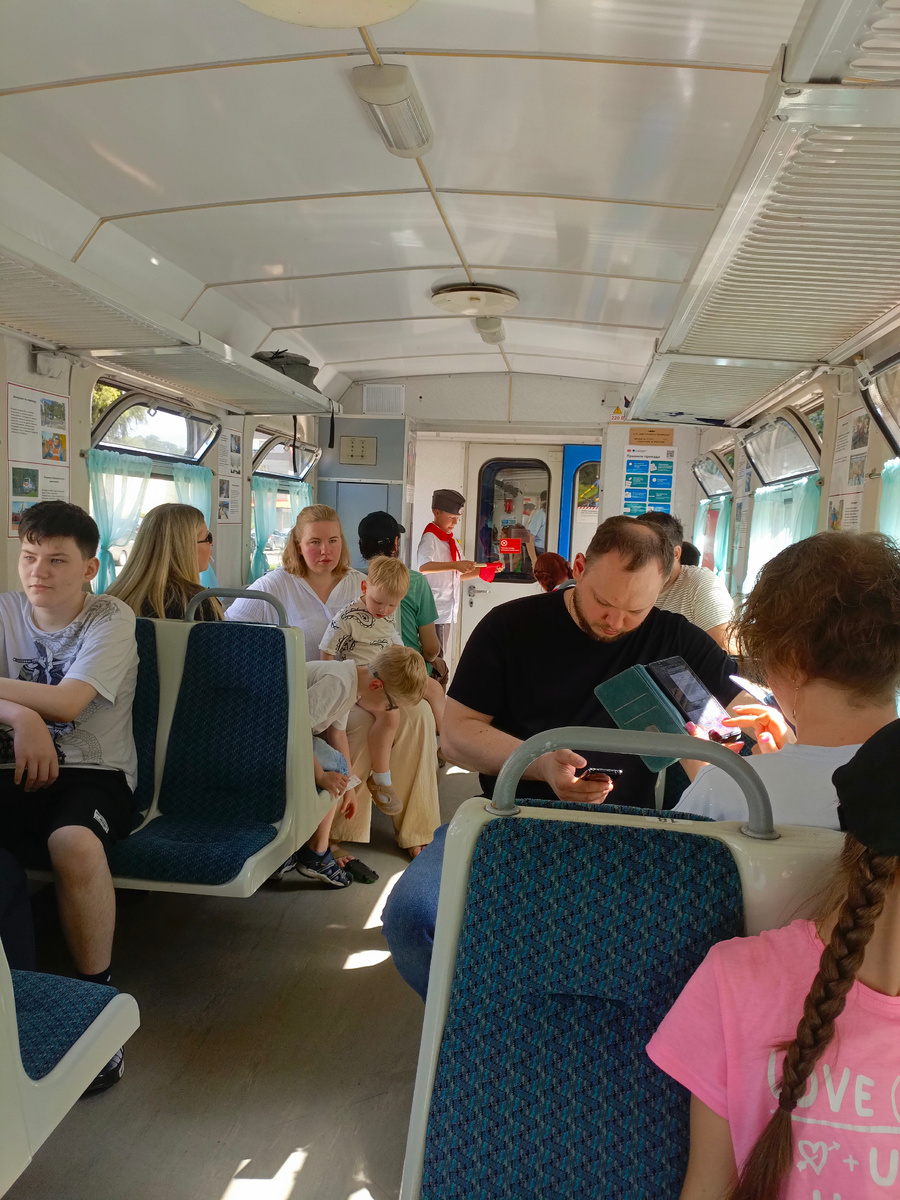 Вот так выглядит вагон изнутри. Всё крошечное, но удобное