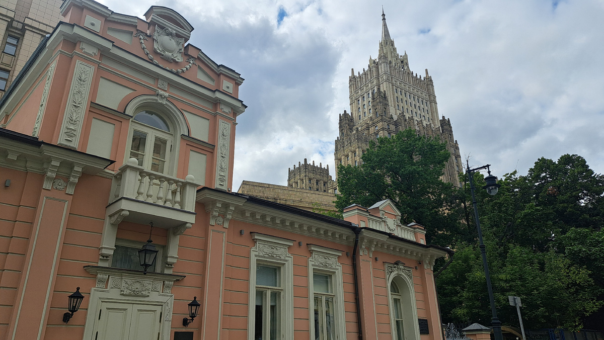 Денежный переулок, за высоткой МИДа