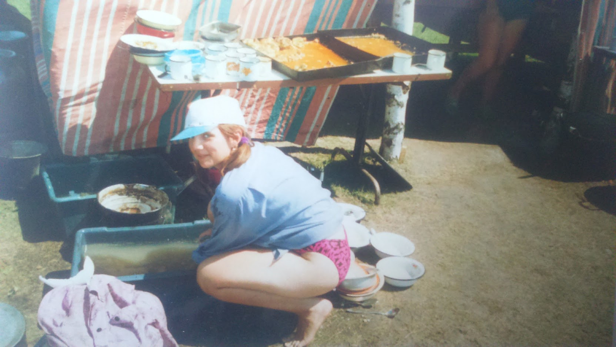 В экспедиции, дежурство по кухне