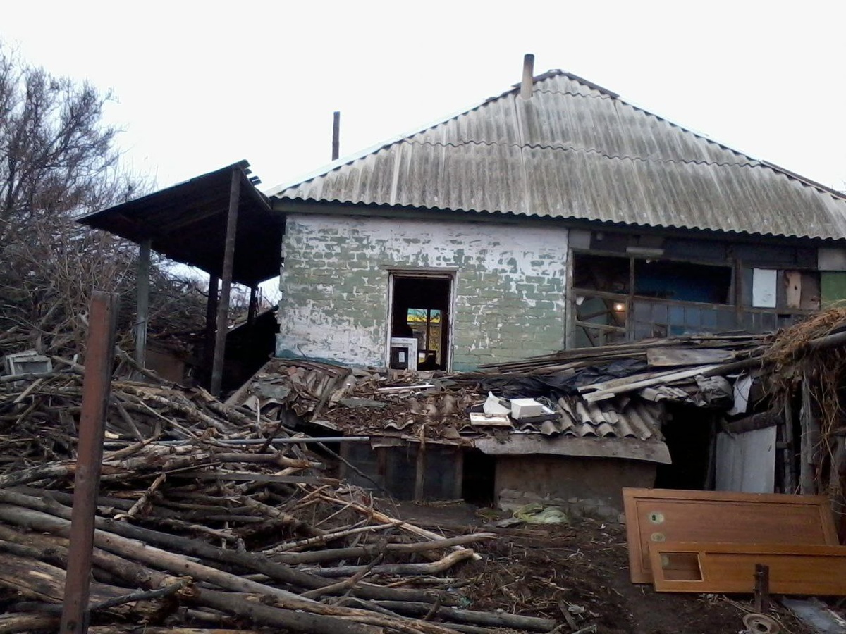 Начало декабря 2014г. Это уже разобрано частично здесь. Вид со стороны огорода. Но в целом картинка видна. Такое вот начало наше. Пока на тракторном с семьёй снимаем домик, с условиями к жизни, здесь мы ездили по выходным и иногда вечерами, наводили порядок и начинали делать жизненные для себя условия.