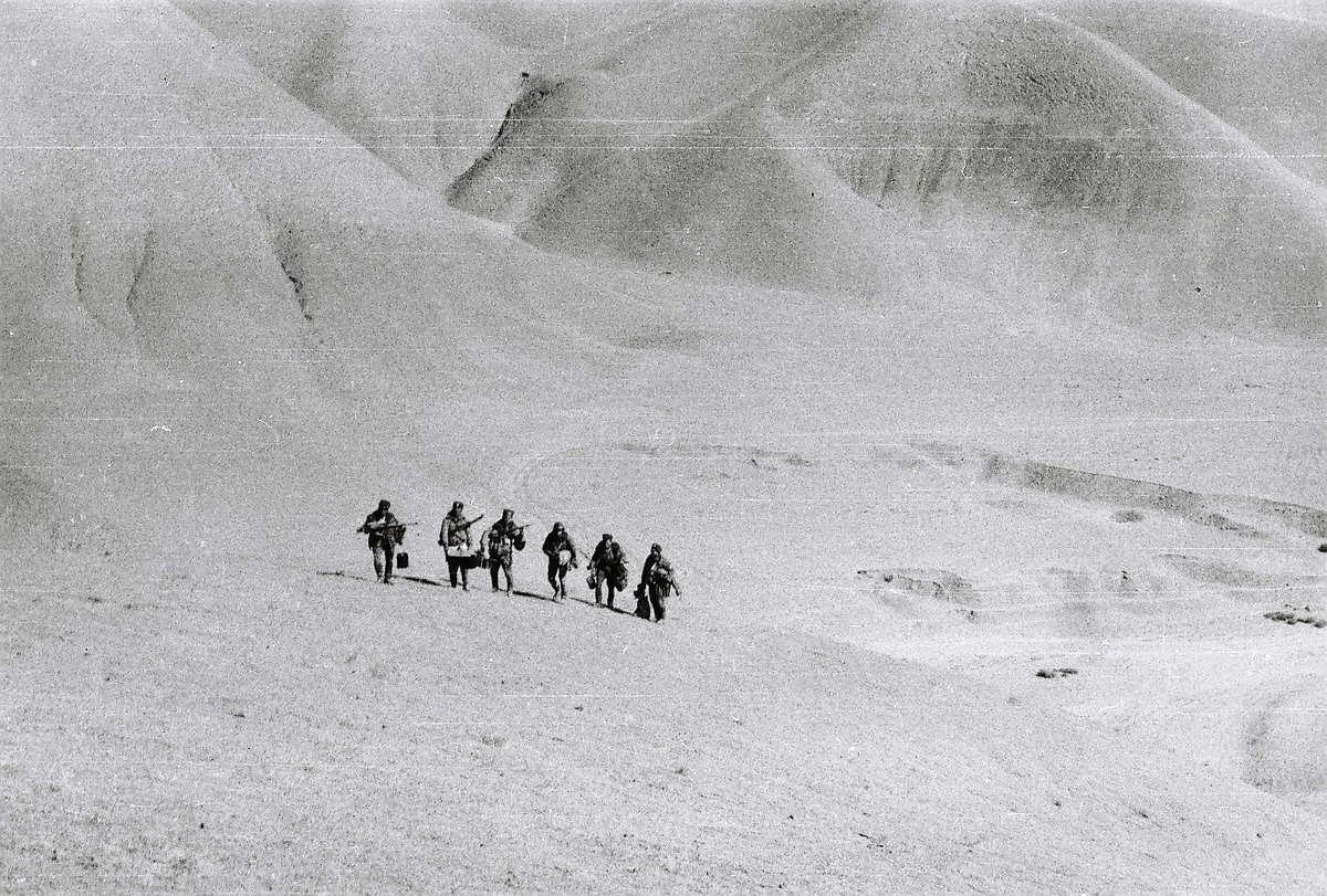 Бойцы нашей ММГ занимают позицию в боевом рейде.