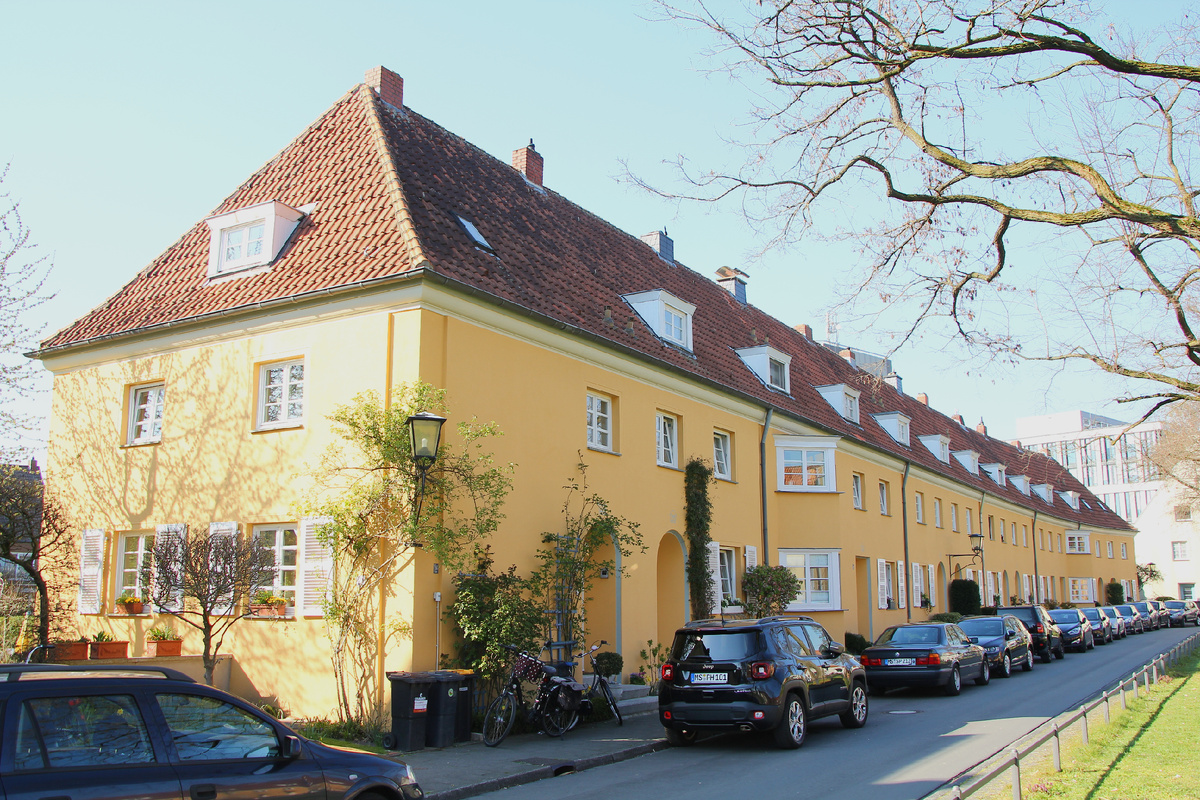 "Папин пистолет в кармане, шуба, плащ и сапоги
Вот и всё моё наследство, я — принцесса из тайги
Господин Хрущёв построил эту хату для меня
Чтобы по тебе скучала бесприданница твоя"(с) Фото: commons.wikimedia.org