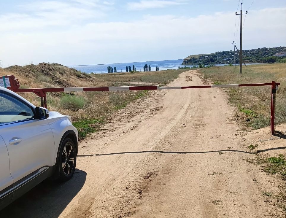 Местная жительница требует разобраться в данном инциденте. Важно подчеркнуть, что согласно пункту 8 статьи 6 Водного кодекса РФ, людям запрещено ограничивать доступ к береговой полосе. Нарушителям законодательства в таких случаях может грозить административной наказание в виде штрафа.📷
