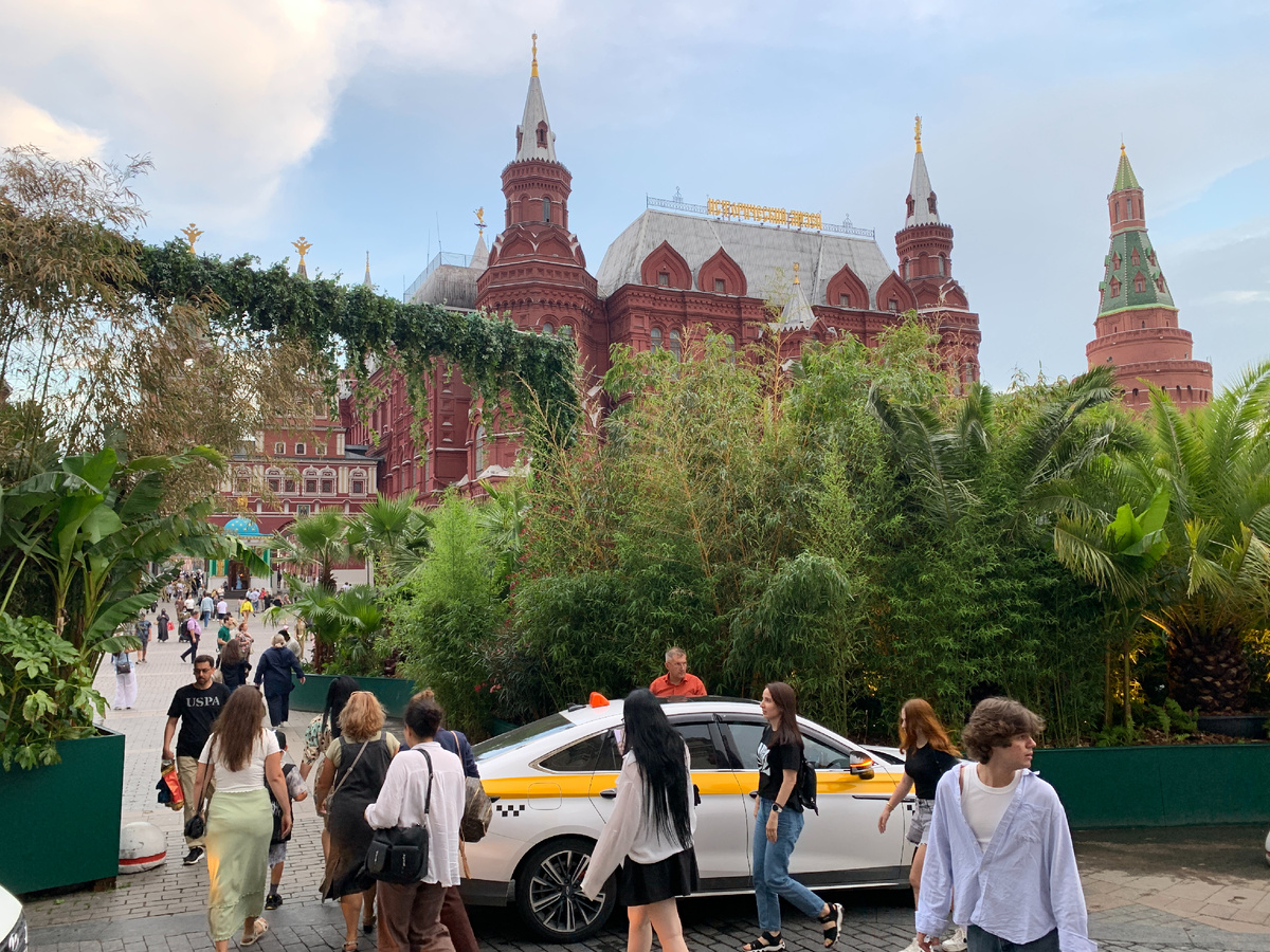Вид с террасы бара "Московский": Исторический музей и Воскресенские ворота