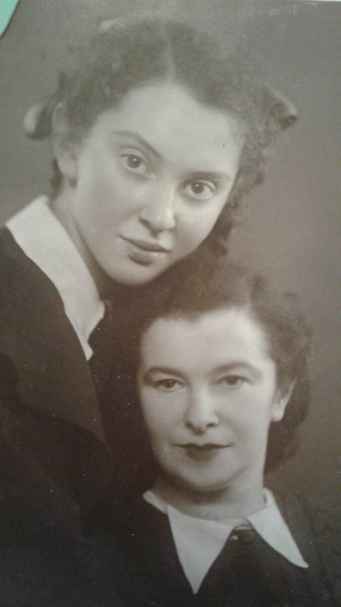 
Белла Крупицкая с мамой в 7 классе