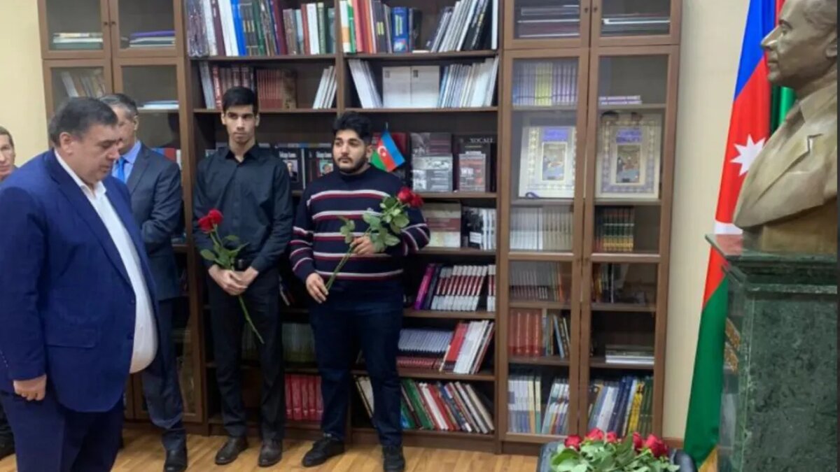 Перед тем как сдаться, Шыхлински положил цветы к бюсту Гейдара Алиева.