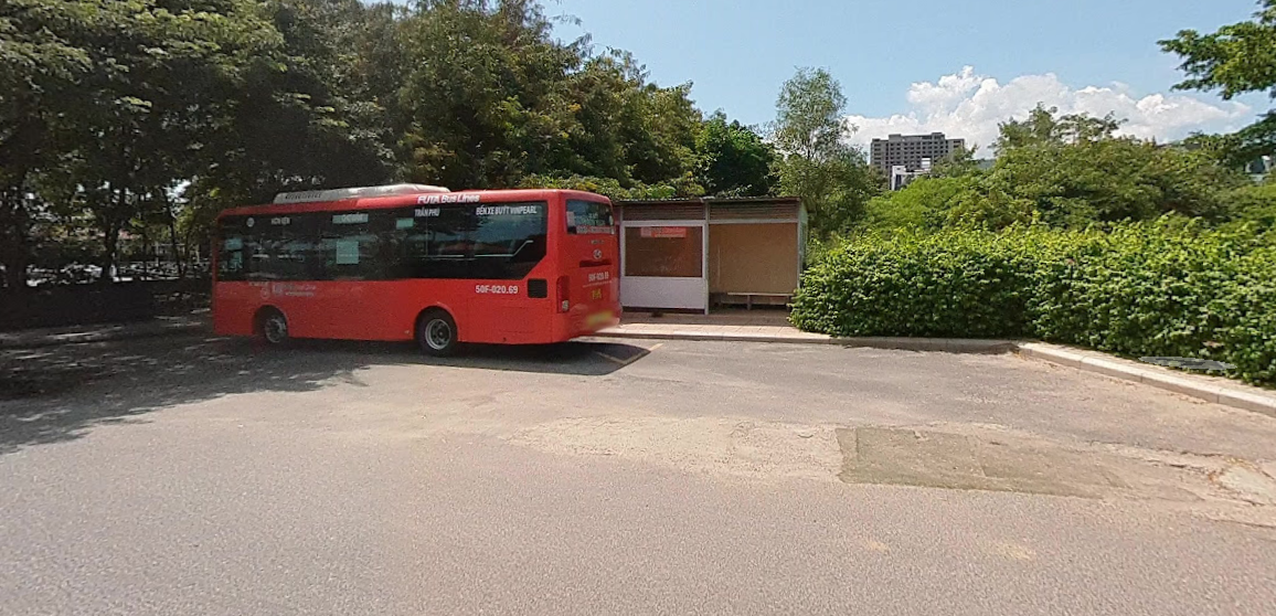 Конечная остановка автобуса 5-02 в поселке Ан Вьен. Если вы едете на VinPerl или обратно в город, запоминайте. 