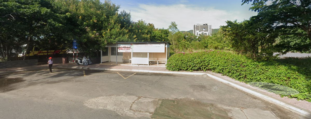 Если стоите к острову VinPerl спиной, то ориентируйтесь на большое недостроенное здание, чтобы увидеть остановку. 