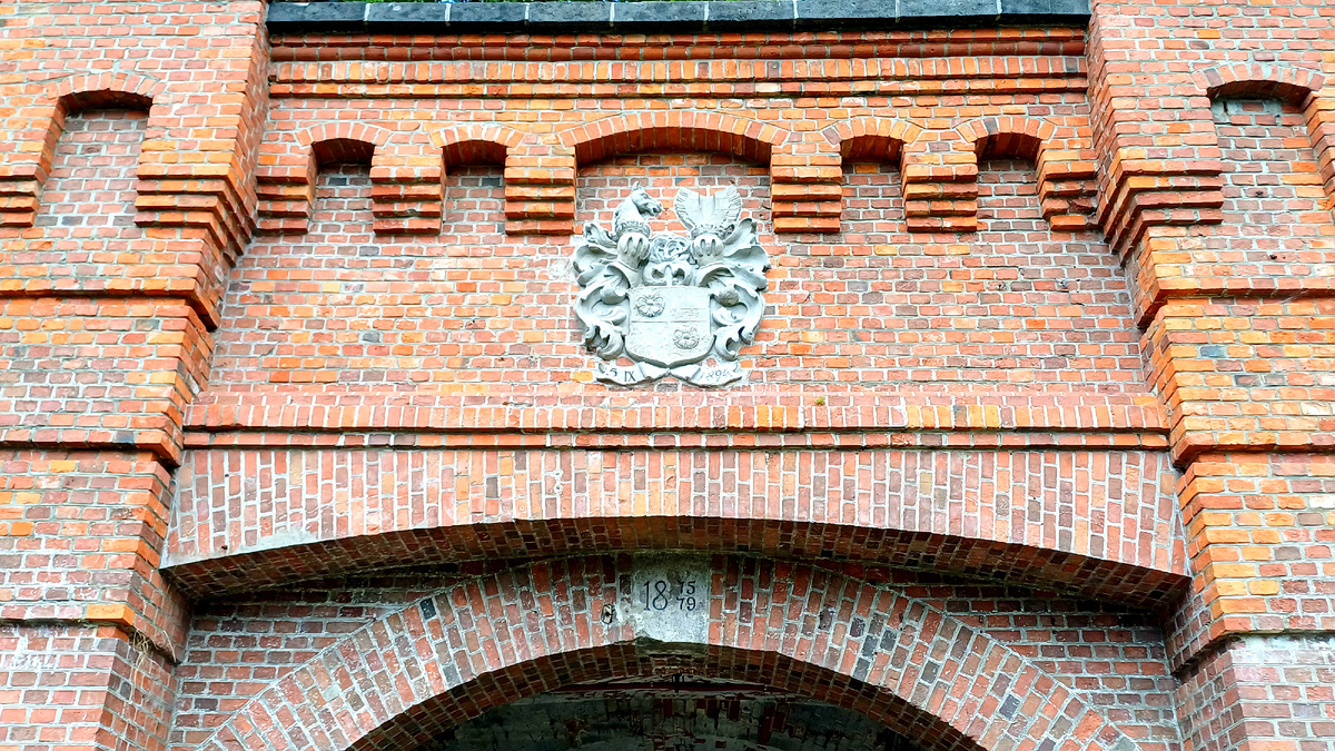 Герб и годы строительства форта над входом