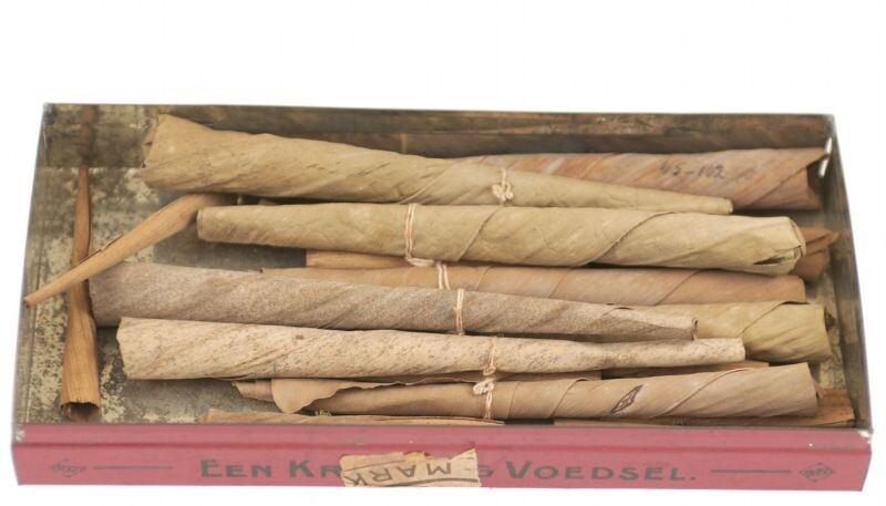 By Collectie Wereldmuseum (v/h Tropenmuseum), part of the National Museum of World Cultures, CC BY-SA 3.0, https://commons.wikimedia.org/w/index.php?curid=11029653. На фото кретеки 1910-х годов, содержащие мускатный орех, тмин, гвоздику, смолу и завернутые в банановые листья.