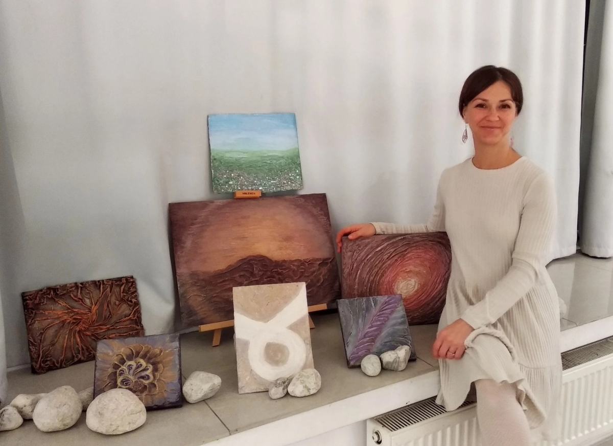 Мария со своими картинами