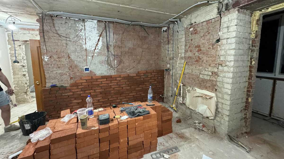 Возведение стены из кирпича для крепкого кухонного гарнитура - фундамент ремонта