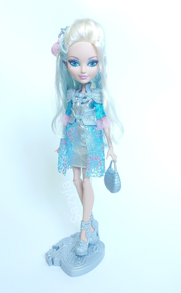 Интересно, что на арте с коробки и образа из мультфильма разные серьги. У куклы же их нет вовсе