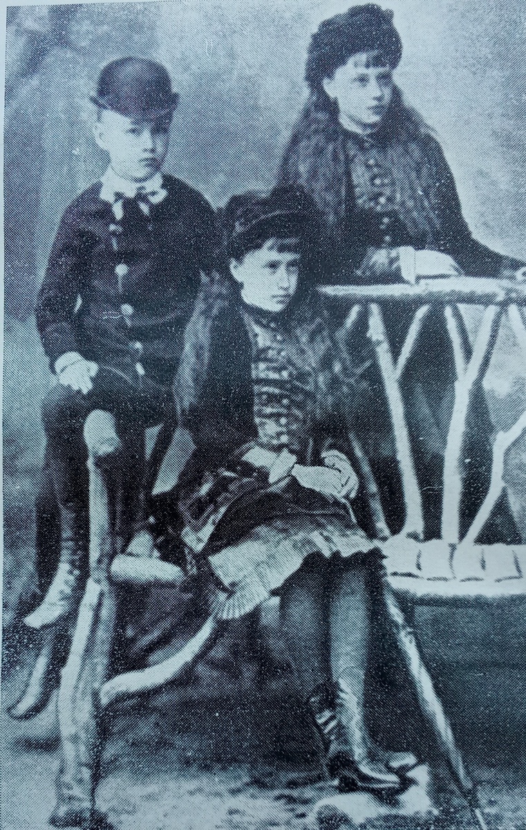 София (стоит), Александра и Георг-Николай Меренберги, внуки А. С Пушкина.