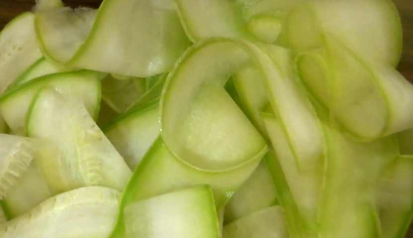 Овощечистка создает идеально тонкие ленты, которые равномерно пропитываются маринадом