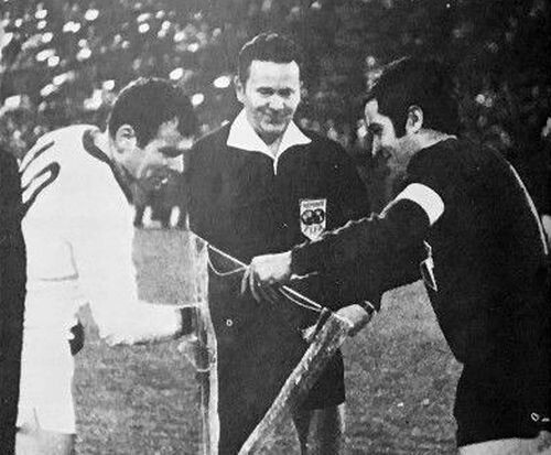 Рукопожатие капитанов Фиорентины и Динамо перед ответной игрой во Флоренции