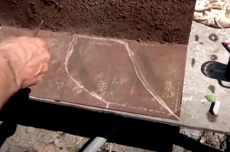 Делаем две лопасти в зеркальном отражении.