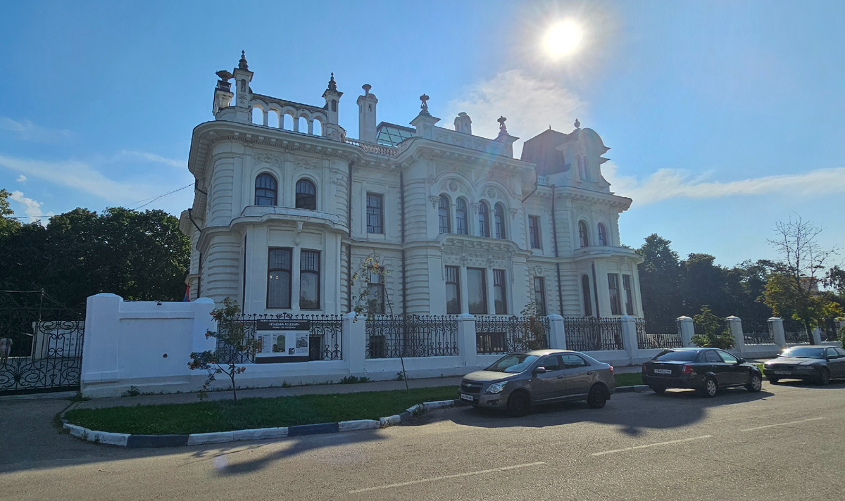 Дом со стороны набережной