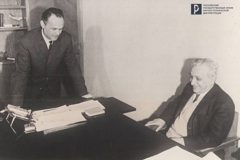 А.И. Микоян и его заместитель Р.А. Беляков в рабочем кабинете. 1950-е гг. РГАНТД. Ф. 348. Оп. 5-10. Д. 64. Л. 1