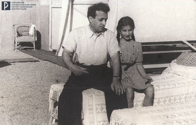А.И. Микоян с дочерью Светланой. 1948 г. РГАНТД. Ф. 348. Оп. 5-10. Д. 61. Л. 1.