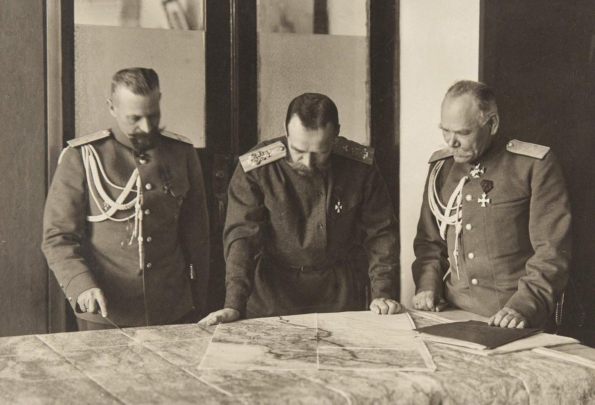 Император Николай II среди офицеров Ставки. Изображение из открытых источников