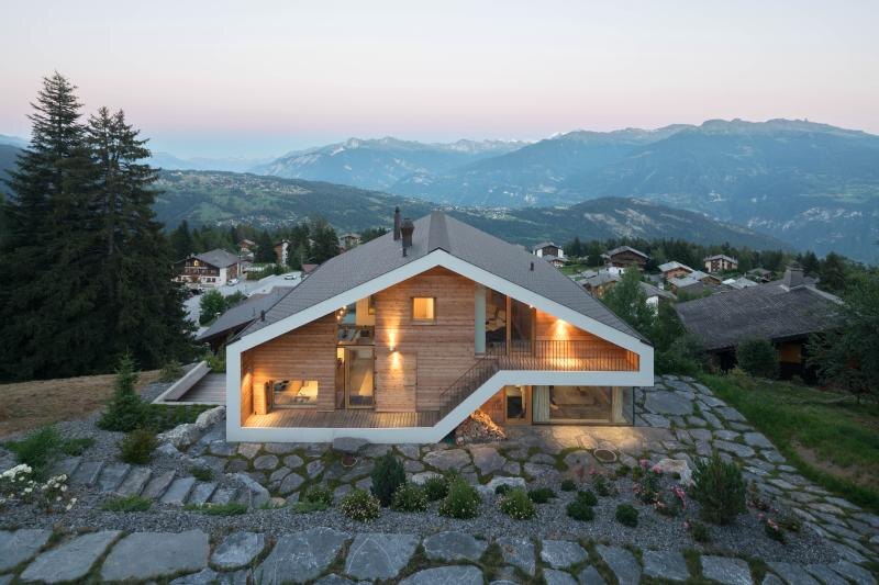 Источник изображения - https://images.divisare.com//images/f_auto,q_auto,w_800/v1532440473/sdejceulw0vntsua4ryf/search-ossip-van-duivenbode-chalet-anzere.jpg