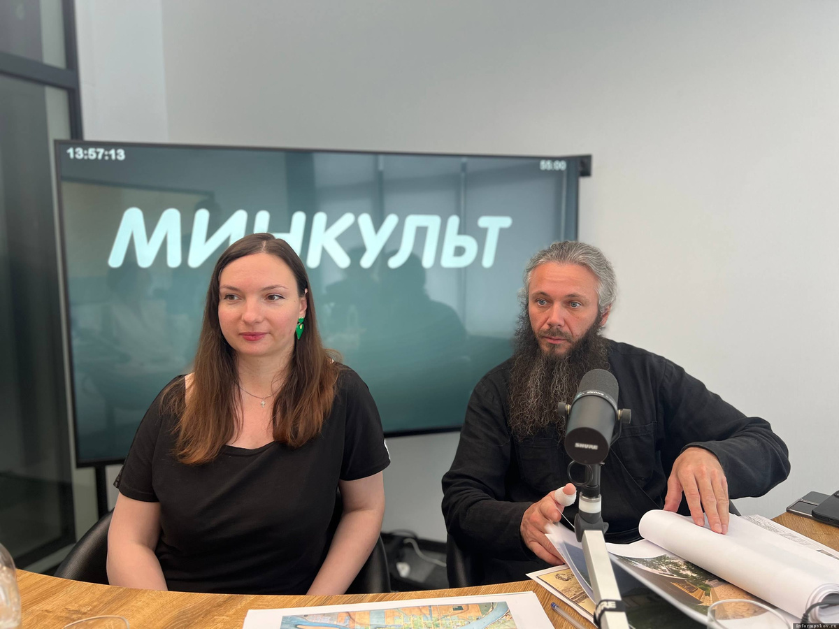 Главный архитектор Мирожского монастыря Юлия Стояк и настоятель игумен Серафим (Козулин). Фото: ПАИ