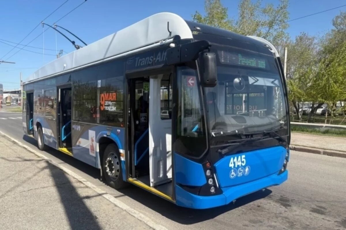    Зависший над провалом в Татарстане троллейбус передвинули с помощью кранов