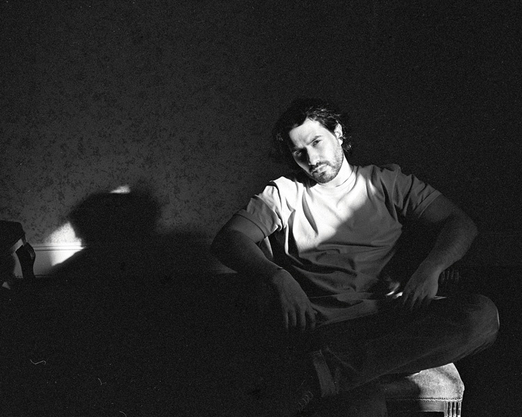 2019 год. Баку. Студия
«Эту фотографию сделал мой друг, фотограф Халид Зейналов. Думаю, это такой обычай у фотографов. Ты видишь сцену: луч света, сочетание цветов или геометрии – и тебе не хватает человека в кадре. И если ты дружишь с фотографом, то становишься тем самым человеком. Почти все мои портреты сняты так».