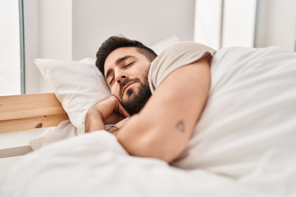 https://ru.freepik.com/free-photo/young-hispanic-man-sleeping-bed-bedroom_57356526.htm#fromView=search&page=1&position=38&uuid=3e14b7f0-ded1-465a-b1e1-dfb2e2287f65&query=%D1%87%D0%B5%D0%BB%D0%BE%D0%B2%D0%B5%D0%BA+%D1%81%D0%BF%D0%B8%D1%82+%D0%B2+%D1%81%D0%BF%D0%B0%D0%BB%D1%8C%D0%BD%D0%B5
