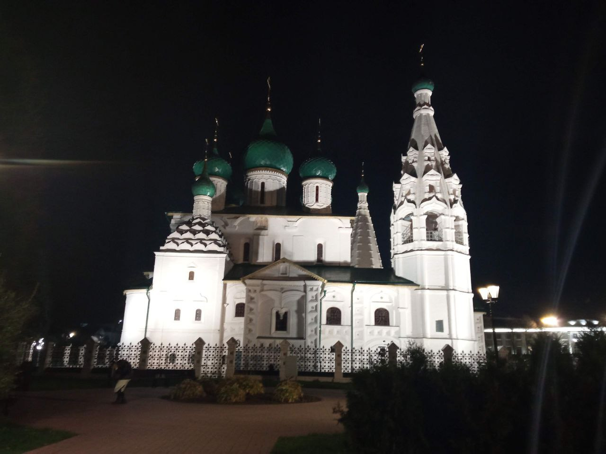 Церковь Ильи Пророка в Ярославле — православный храм в историческом центре города на Советской (Ильинской) площади, выдающийся памятник архитектуры Ярославской школы зодчества и живописи XVII века.