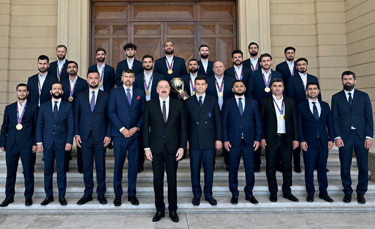 Президент Азербайджанской Республики Ильхам Алиев встретился с национальной сборной по мини-футболу. Фото: Azertag