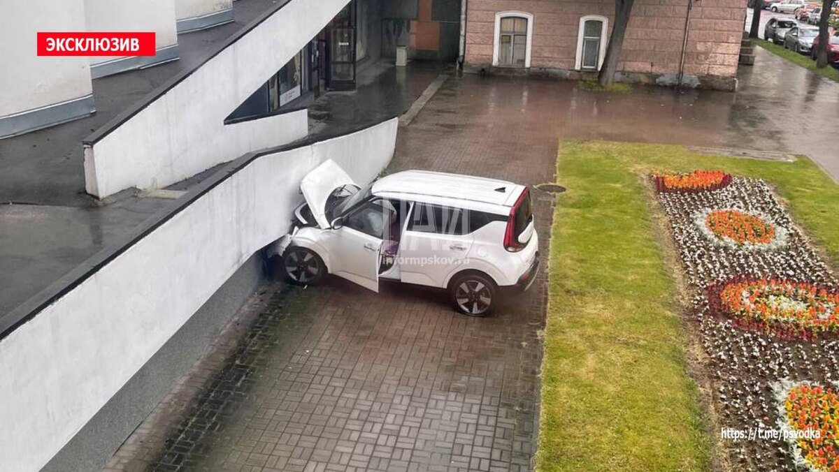 Автомобиль протаранил здание филармонии в Пскове
Фото: Telegram-канал «Псковская сводка. ПАИ»